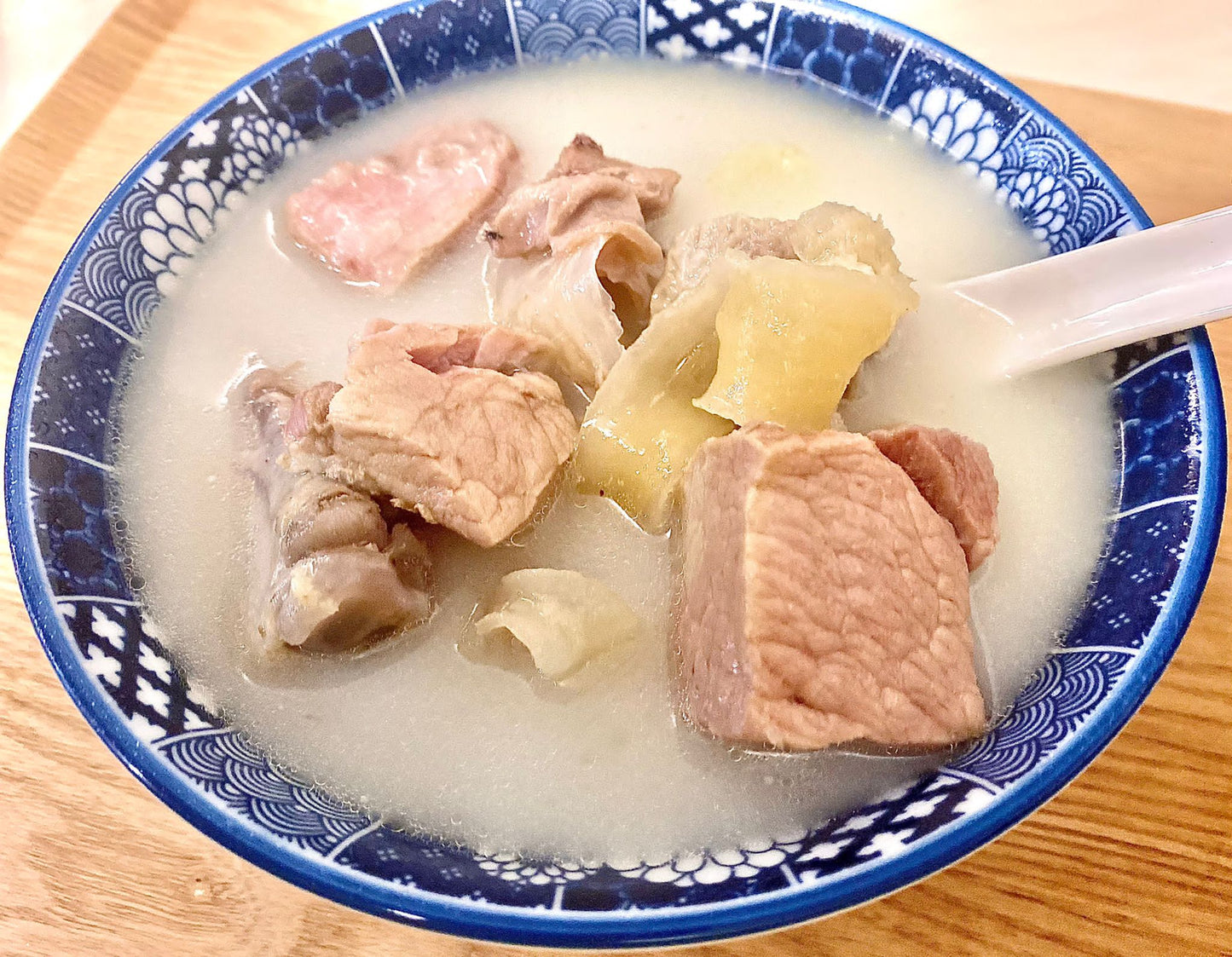 杏汁花膠鮮豬肺燉湯